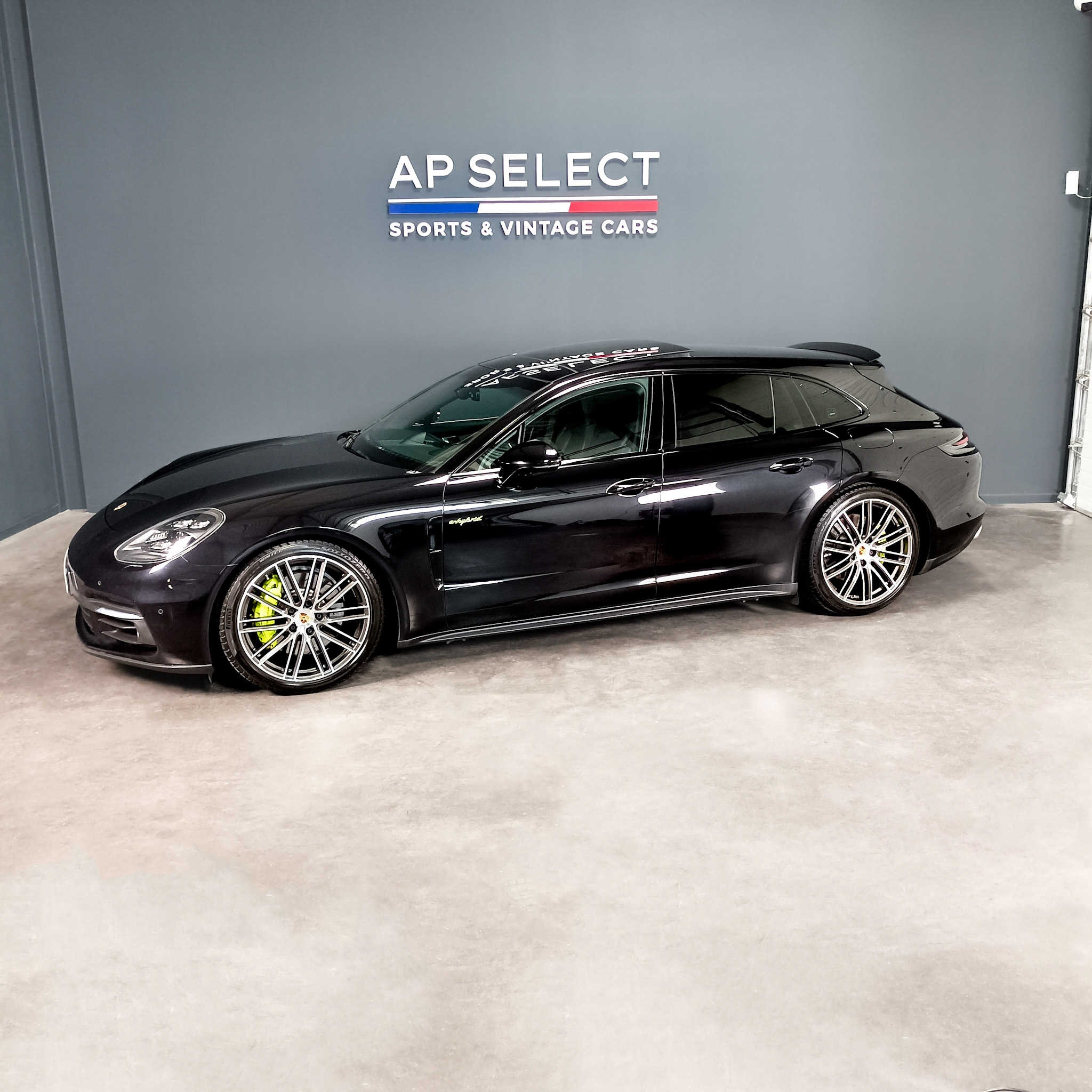 Photographie d'une Porsche Panamera 4  vue de trois quarts face dans les locaux d'AP SELECT